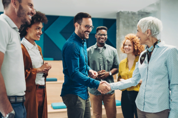 Equipe corporate alumni qui se retrouve en communauté