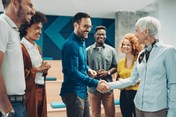 Alignement école et réseau alumni : poignée de main entre deux équipes qui collaborent